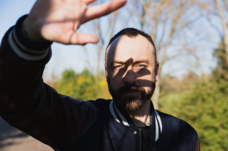 Männerportrait im herbstlichen Sonnenschein, Schattenspiele im Gesicht