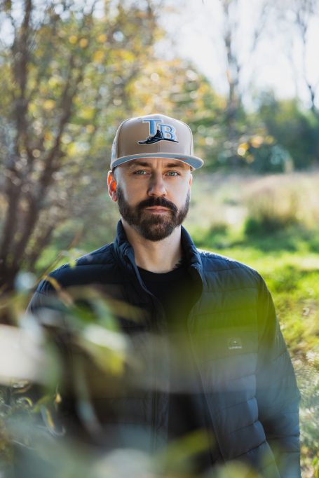 Männerportrait, Mann mit Cap im Herbst